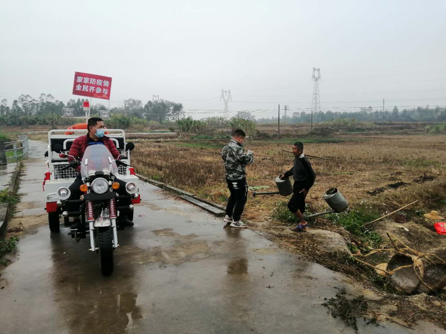 關(guān)寧賜同志駕駛著宣傳車在村中、田頭宣傳防控防護知識.jpg