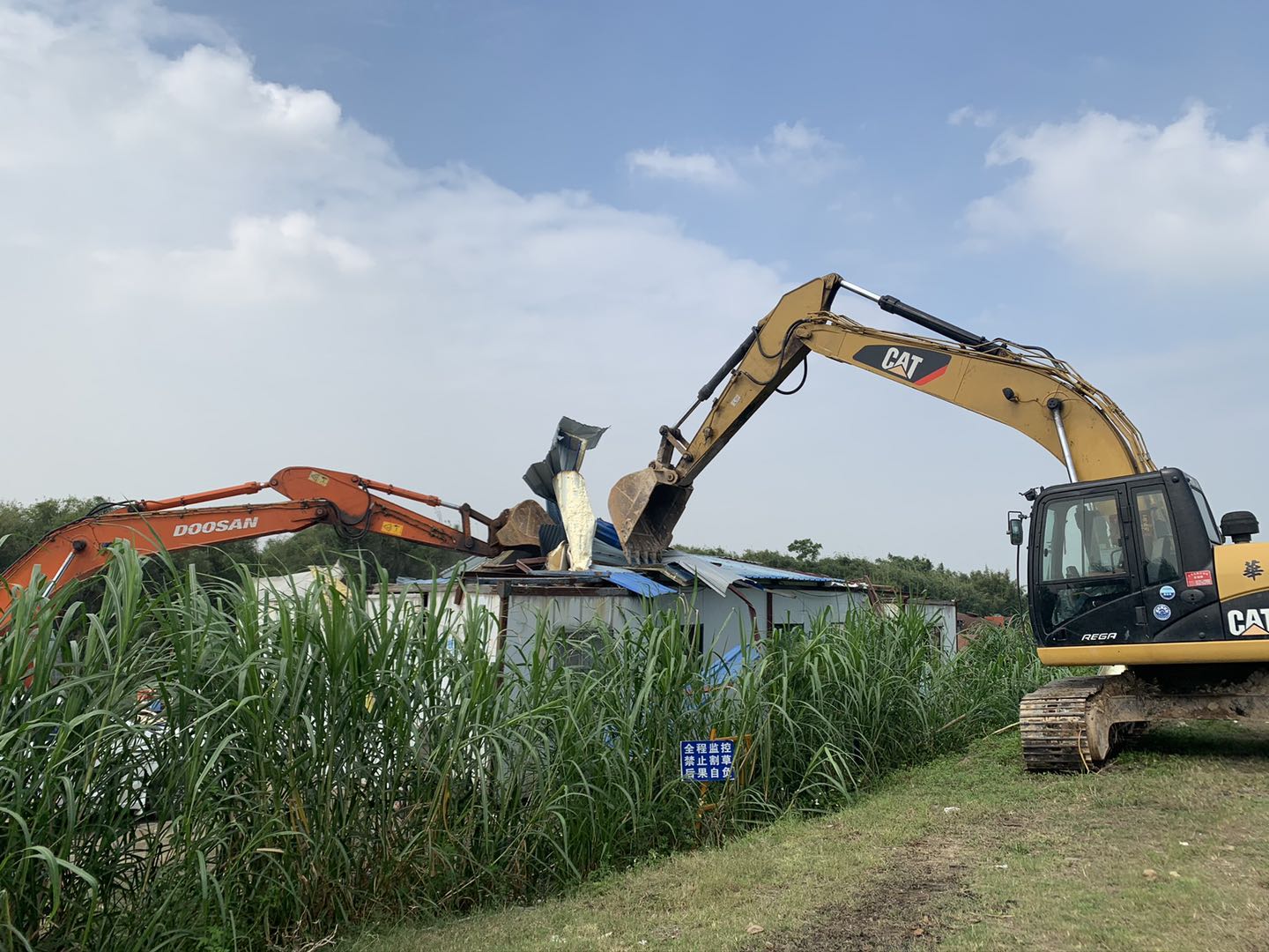 長沙街道出動大型機(jī)械拆除沿河違建.jpg