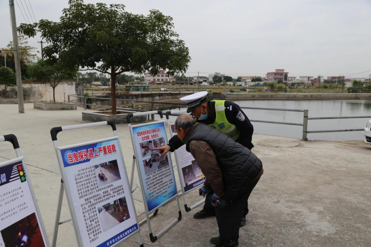 交警人員為社區(qū)居民講解事故案例警示教育展板內(nèi)容.png