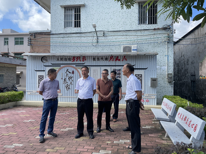 2走訪組一行前往石橋黨建同心園視察戶外人大宣傳欄“連心園”_副本.jpg