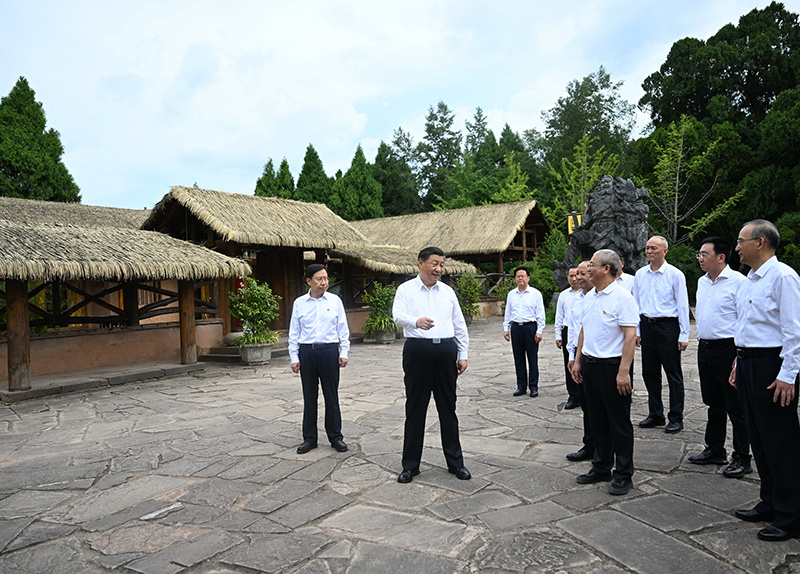 7月25日至27日，中共中央總書記、國家主席、中央軍委主席習近平在四川考察。這是25日下午，習近平在廣元市劍閣縣翠云廊考察。