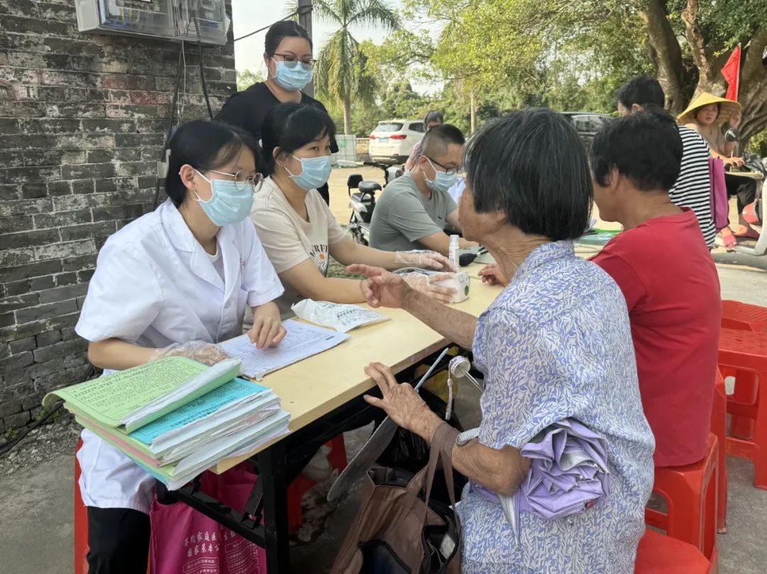 敬老愛老暖重陽！赤坎鎮(zhèn)各村（居）組織開展重陽節(jié)敬老系列活動