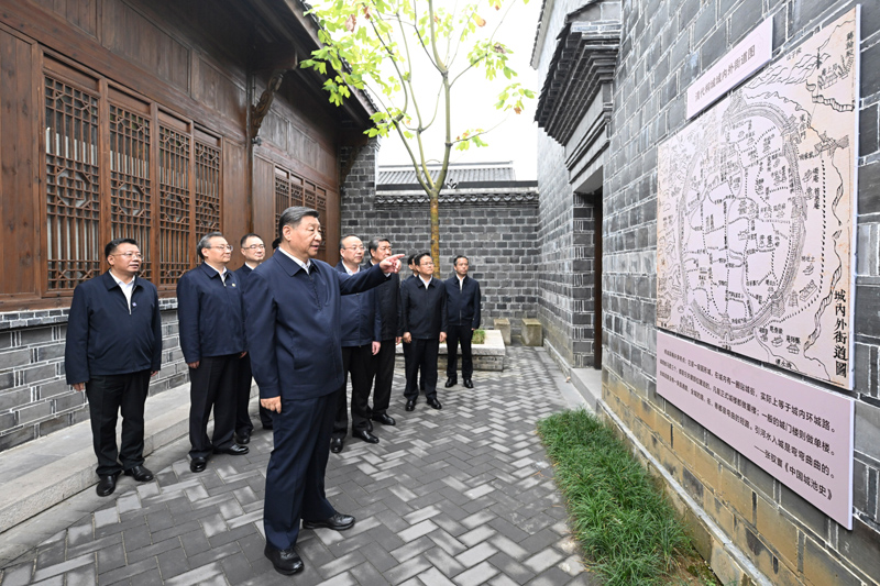 10月17日至18日，中共中央總書記、國家主席、中央軍委主席習(xí)近平在安徽考察。這是17日下午，習(xí)近平在安慶桐城市六尺巷考察。