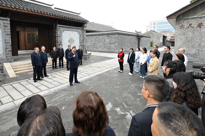 10月17日至18日，中共中央總書記、國家主席、中央軍委主席習(xí)近平在安徽考察。這是17日下午，習(xí)近平在安慶桐城市六尺巷考察時，同當(dāng)?shù)鼐用窈陀慰陀H切交流。