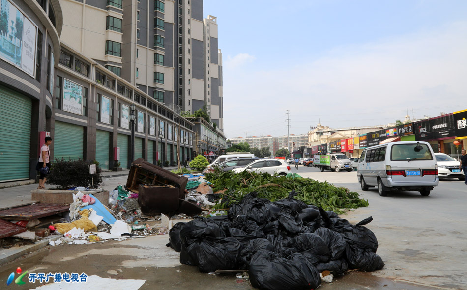 0-6 2H3A6552 - 副本 宏都水岸住宅小區(qū)正門(mén)前衛(wèi)生黑點(diǎn)和垃圾亂堆放問(wèn)題.jpg